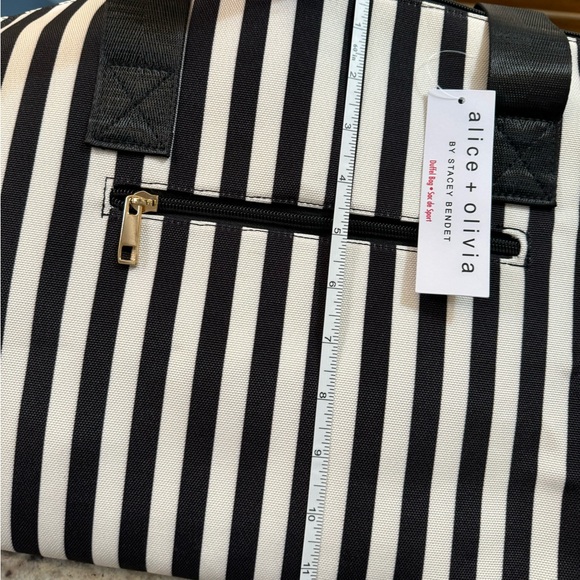NWT ALICE & OLIVIA DUFFEL BAG - Picture 6 of 8